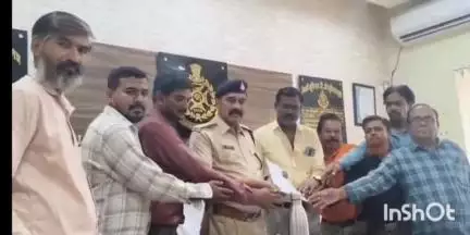 कुक्षी: धामनोद में थाना प्रभारी द्वारा पत्रकार से अभद्र भाषा के प्रयोग पर कुक्षी में SDOP को सौंपा गया ज्ञापन