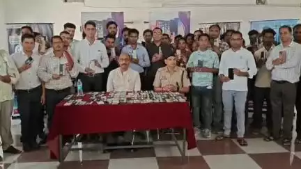 जांजगीर: जांजगीर-चांपा पुलिस की सराहनीय पहल, 115 गुम मोबाइल बरामद कर एसपी के हाथों मालिकों को किए गए वितरित