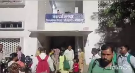 रॉबर्ट्सगंज: रॉबर्ट्सगंज में देर रात तक कार्य मुक्ति आदेश नहीं मिलने पर भड़के शिक्षकों ने किया प्रदर्शन
