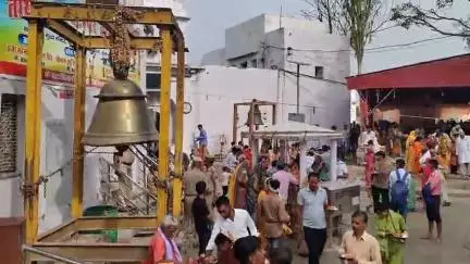 बाह: बटेश्वर में गंगा दशहरा पर उमड़ी श्रद्धालुओं की भीड़, यमुना में डूबे दो श्रद्धालुओं को गोताखोरों ने बचाया