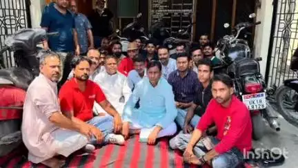 बिजनौर: जीएसटी विभाग के गेट पर व्यापारियों ने उत्पीड़न के विरोध में दिया धरना