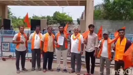 కామారెడ్డి: ప్రభుత్వం గోశాలలను రాష్ట్రమంతటా ఏర్పాటు చేయాలని కలెక్టరేట్‌ వద్ద విశ్వహిందూ పరిషత్ గోరక్ష విభాగం సభ్యుల నినాదాలు