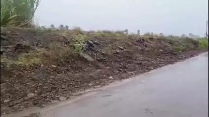 शिरोळ: साईडपट्टी दुरुस्तीचे लेखी आश्वासनानंतर दानोळी येथील आंदोलन अंकुशचे आंदोलन स्थगित #Jansamasya