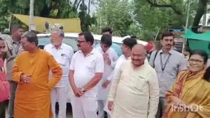 बैकुंठपुर: छत्तीसगढ़ के नेता प्रतिपक्ष डॉ. चरणदास महंत ने बैकुंठपुर रेस्ट हाउस में कांग्रेसी कार्यकर्ताओं से की मुलाकात