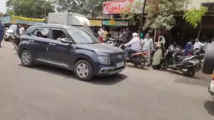 साक्री: बकरी ईद सणाच्या पार्श्वभूमीवर साक्री शहरातून पोलिसांनी काढला रूट मार्च