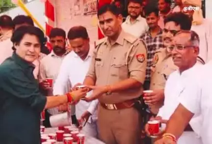 किरावली: फतेहपुर सीकरी में गंगा दशहरा पर पुलिस ने की जल सेवा, ACP अछनेरा भी रहे मौजूद