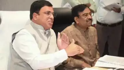 चंद्रपूर: चंद्रपूर जिल्ह्यातील धान व कापूस पिकावरील नुकसान भरपाईच्या संदर्भात कृषी राज्यमंत्री यांच्या उपस्थितीत बैठक