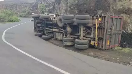 सातारा: लोणंद येथील सालपे घाटात 16 चाकी ट्रक पलटी, एका बाजूने वाहतूक सुरू