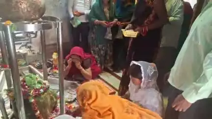 कन्नौज: गंगा दशहरा के पर्व पर शिव मंदिरों में उमड़ी श्रद्धालुओं की भीड़, दूर-दूर से आए भक्तों ने शिवलिंग का किया जलाभिषेक