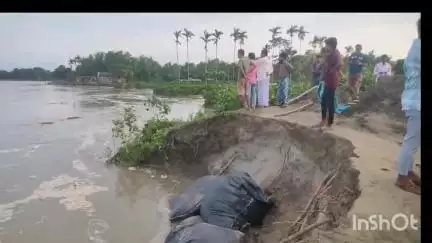 মানকাচৰ: ঐতিহাসিক বুঢ়াবুঢ়ীত গৰাখহনীয়াৰ ভয়ংকৰ ৰূপ ধাৰণ , সম্পুৰ্ণ কৈ নৈৰ বুকুত বিলীন মূল পথ ,চিন্তিত অঞ্চলবাসী
