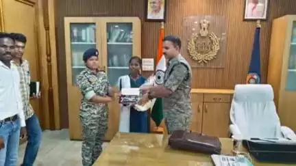 सुकमा: सुकमा SP ने 10वीं और 12वीं में जिले में प्रथम आई छात्राओं को किया सम्मानित
