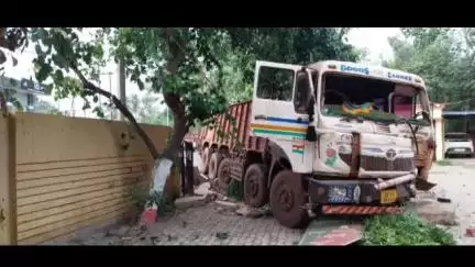 सरायकेला: सदर अस्पताल के पास दो मालवाहक वाहनों की टक्कर में महिला घायल