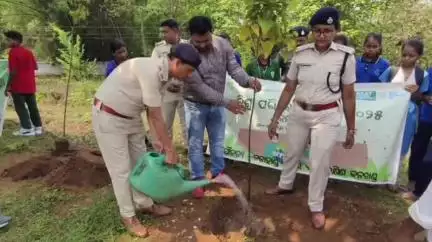 ସଦର: ଭବାନୀପାଟଣାର ମେଦିନୀପୁର ହାଇସ୍କୁଲ ପଡ଼ିଆରେ କଳାହାଣ୍ଡି ଏଡିଏମ ଙ୍କ ଉପସ୍ଥିତିରେ ବିଶ୍ୱ ପରିବେଶ ଦିବସ ଉପଲକ୍ଷେ ବୃକ୍ଷରୋପଣ କାର୍ଯ୍ୟକ୍ରମ