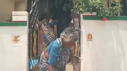 ఇంటి వద్దే రేషన్ పంపిణీ చేస్తామనే సమాచారం లేకపోవడంతో రాజపూడిలో వృద్ధులు అవస్థలు #localissue