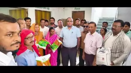 हुसैनगंज: हुसैनगंज ई-किसान भवन में डीएम ने किसानों के बीच धान और ढैचा के बीज का वितरण किया