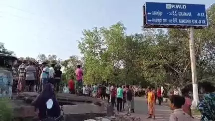 ଛତ୍ରପୁର: ଲଷ୍ମୀନାରାୟଣପୁର ଗାଁ ନିକଟରେ ବସ୍ ଦୁର୍ଘଟଣାରେ ଚାଳକ ମୃତ, କଣ୍ଡକ୍ଟର ଗୁରୁତର ଭାବେ ବ୍ରହ୍ମପୁର ବଡ଼ ମେଡ଼ିକାଲରେ ଭର୍ତ୍ତି