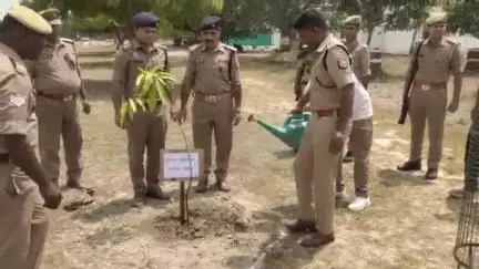 मऊ: विश्व पर्यावरण दिवस के अवसर पर पुलिस अधीक्षक मऊ ने पुलिस लाइन परिसर में किया वृक्षारोपण