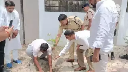 छपरा: डीएम ने एसपी के साथ वेयरहाउस का निरीक्षण किया, पौधारोपण भी किया