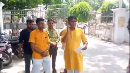 बरेली: डीएम कार्यालय पहुंचकर शिवसेना पश्चिम ने अवैध मीट की दुकानों पर कार्रवाई को लेकर दिया ज्ञापन