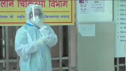 रायगढ़: रायगढ़ में कोरोना के संक्रमित डमी मरीज का मॉक ड्रिल, किट पहने स्वास्थ्यकर्मियों ने स्ट्रेचर पर लिटाया, जांच शुरू