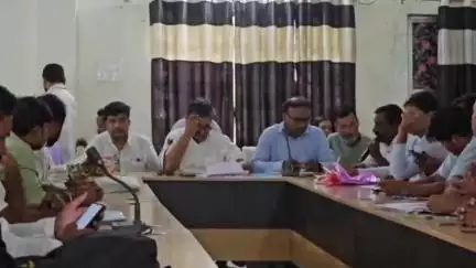 कोचाधामन: सभागार भवन कोचाधामन में सांसद ने विभागीय अधिकारियों एवं जनप्रतिनिधियों के साथ कि समीक्षात्मक बैठक,दिए दिशा निर्देश