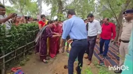 जमुई: अगहरा के आंगनबाड़ी केंद्र में DM ने मतदाता जागरूकता के लिए मतदाताओं व सेविका सहायिकाओं को दिलाई शपथ