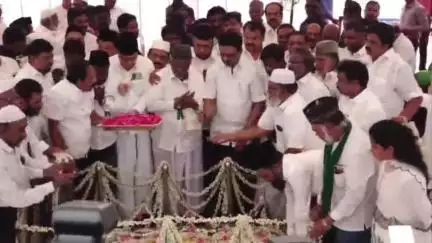 மயிலாப்பூர்: காயிதே மில்லத் 130வது பிறந்த நாள் - நினைவிடத்தில் தலைவர்கள் மரியாதை