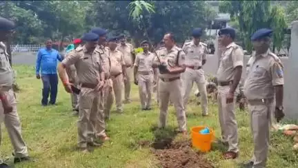 धनबाद/केंदुआडीह: धनबाद: पुलिस लाइन स्थित पुलिस केंद्र में विश्व पर्यावरण दिवस पर डीएसपी शंकर कामती ने किया पौधारोपण