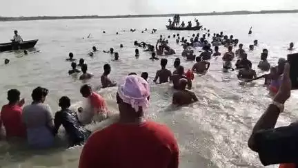 सिसवन: सिसवन प्रखंड के ग्यासपुर स्थित सरयू नदी में गंगा दशहरा पर ग्रामीणों और साधु संतों ने किया पवित्र स्नान