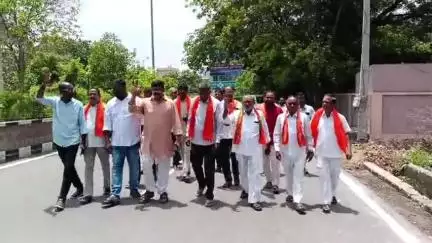 జగిత్యాల: గోహత్యను అరికట్టాలని కోరుతూ విశ్వహిందూ పరిషత్ ఆధ్వర్యంలో కలెక్టరేట్‌లో వినతి పత్రం అందజేత