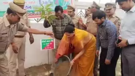 चंदौली: विश्व पर्यावरण दिवस के अवसर पर राज्यसभा सांसद ने कलेक्ट्रेट में किया पौधारोपण
