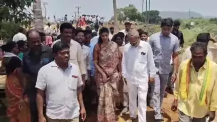 రామకృష్ణ కాలనీలో సిసి రోడ్లు లేక ప్రజలు ఇబ్బందులు పడుతున్నాం ఎమ్మెల్యే దృష్టికి ప్రజల సమస్యలు