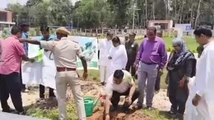 गुमला: समाहरणालय परिसर में विश्व पर्यावरण दिवस पर किया गया पौधा रोपण