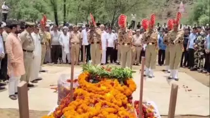 खेतड़ी: पदेवा में एसएसबी के हेड कांस्टेबल बिजेंद्र कुमार को गार्ड ऑफ ऑनर के साथ दी गई अंतिम विदाई, 8 वर्षीय बेटे ने दी मुखाग्नि