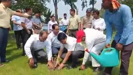 रुद्रपुर: रुद्रपुर कलेक्ट्रेट परिसर में विश्व पर्यावरण दिवस के मौके पर जिले के डीएम ने अधिकारियों के साथ किया वृक्षारोपण