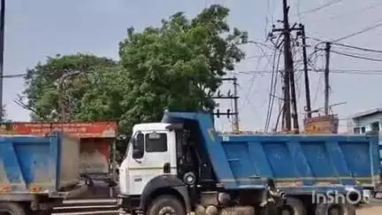 सिकंदराराऊ: खनन में लिप्त मिट्टी से भरे दो डंपरों को पुलिस ने पकड़ा, कोतवाली पर खड़ा कर अग्रिम कार्रवाई में जुटी