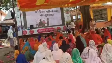 टनकुप्पा: जियन बिगहा गांव में महिला संवाद जागरूकता वाहन से महिलाओं को सरकारी योजनाओं की जानकारी दी गई