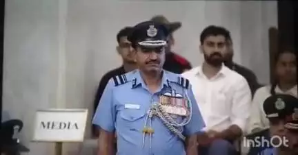 लातूर: लातूरचे सुपुत्र एयर व्हाइस मार्शल व्यंकट मरे यांना दिल्लीतील राष्ट्रपती भावनात राष्ट्रपतींच्या हस्ते विशेष सेवा पुरस्कार
