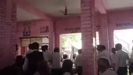 फतेहपुर: कचेहरी में जमकर चले लात-जूते, वीडियो हुआ वायरल, मुव्वक्किल से कहासुनी के बाद अधिवक्ताओं ने पीटा, पुलिस जांच में जुटी
