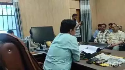 कुमारसैन: मॉनसून सीजन की तैयारी को लेकर एसडीएम कार्यालय कुमारसेन में बैठक, अध्यक्षता एसडीएम मुकेश शर्मा ने की