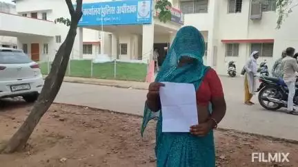 मुरैना नगर: नकली पुलिसकर्मी बनकर बदमाशों ने महिला की बेटी और पति को गाड़ी में डाला, महिला ने एसपी ऑफिस में दिया आवेदन