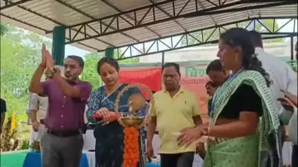 गिरिडीह: विश्व पर्यावरण दिवस पर गांडेय विधायक कल्पना मुर्मू सोरेन ने सर जेसी बोस सीएम स्कूल में किया पौधारोपण