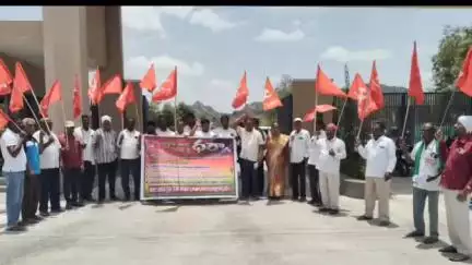 భువనగిరి: ఖరీఫ్ సీజన్లో రైతుల సమస్యలు పరిష్కరించాలని డిమాండ్ చేస్తూ అఖిల భారత రైతు కూలీ సంఘం ఆధ్వర్యంలో కలెక్టరేట్ ముందు ధర్నా