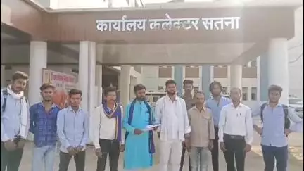 सोहावल में राशन दुकानदार ने हितग्राहियों को प्लास्टिक के चावल बांटे, शिकायत लेकर ग्रामीण कलेक्ट्रेट पहुंचे