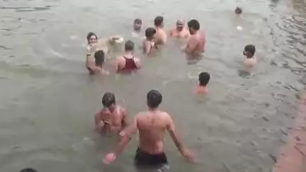 मांट: मांट:मानसरोवर कुंड में लगी आस्था की डुबकी सुरक्षा के नहीं इंतजाम #jansamasya