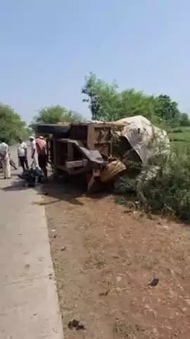 नरसिंहपुर जिले अन्तर्गत ब गा स पु र  और  रामनिवा री  के बीच हुया सड़क हादसा  पल्स र  बाईक  एवं  ट्राली क्षतिग्रस्त अवस्था में