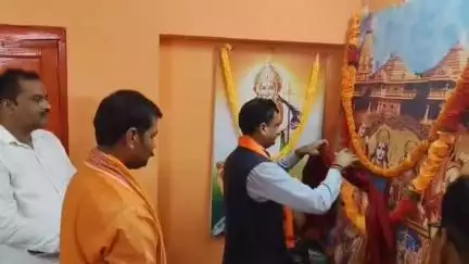 बस्ती: हिवायु कार्यालय पर सीएम योगी के जन्मदिन पर सुंदर कांड पाठ के साथ पौधों का किया गया वितरण