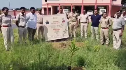 ଭଞ୍ଜନଗର: ବିଶ୍ବ ପରିବେଶ ଦିବସ ଅବସରରେ ଭଞ୍ଜନଗର ଅବକାରୀ ବିଭାଗ ତରଫରୁ ବୃକ୍ଷରୋପଣ କାର୍ଯ୍ୟକ୍ରମ ଅନୁଷ୍ଠିତ