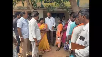 శంకరంపేట ఏ: కమలాపూర్ రెవెన్యూ సదస్సులో పాల్గొన్న మెదక్ కార్డు రమాదేవి