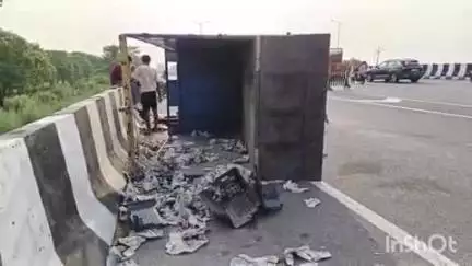 हापुड़: थाना देहात क्षेत्र के राष्ट्रीय राजमार्ग 9 पर आम से भरी पिकअप गाड़ी ब्रेक फेल होने के कारण पलटी